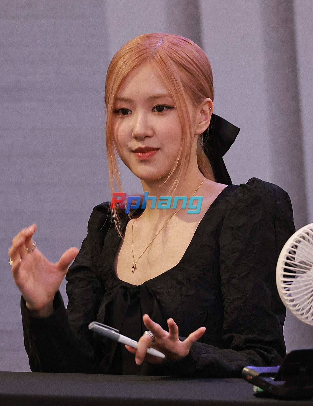 Rosé_at_a_fan_signing_event_on_September_25,_2022_(cropped).jpg
