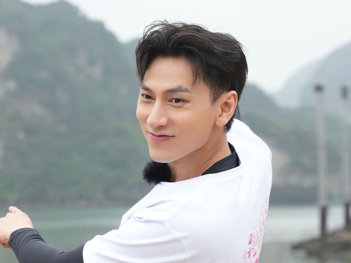 isaac-trong-chuong-trinh-hanh-trinh-ruc-ro-16856658565711965613357-600-0-1647-2000-crop-168566...jpg