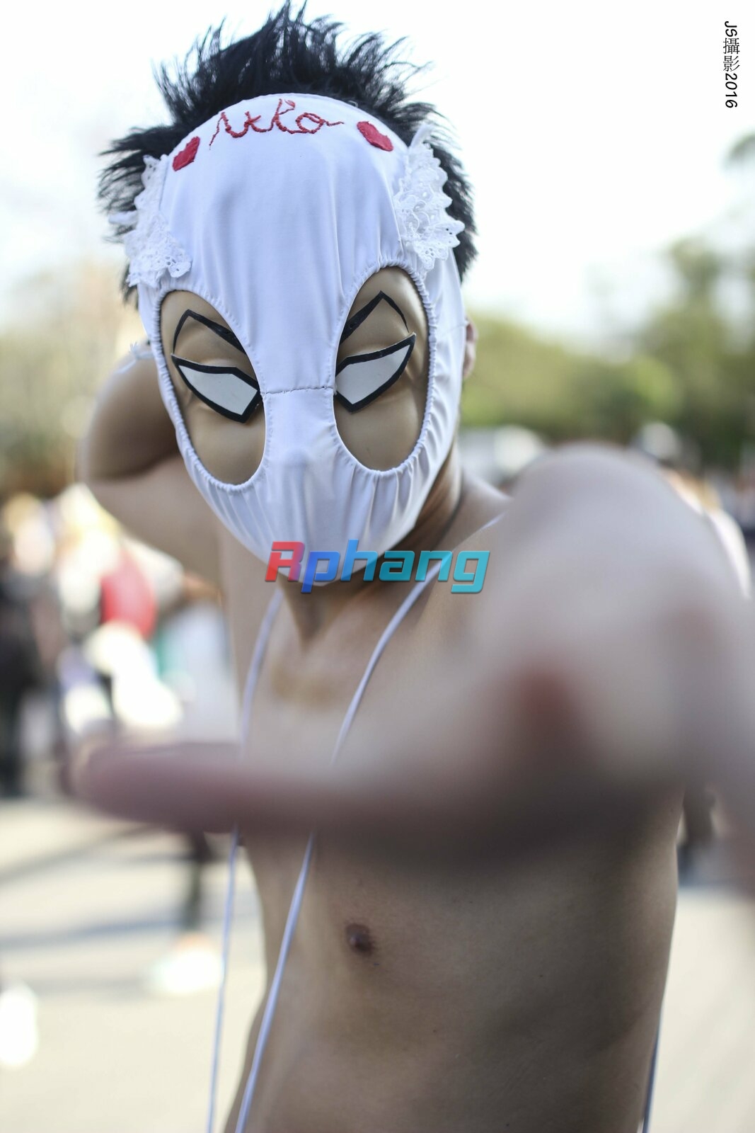 Cosplayer_of_Kyosuke_Shikijo,_Hentai_Kamen_at_CWT42_20160213f.jpg