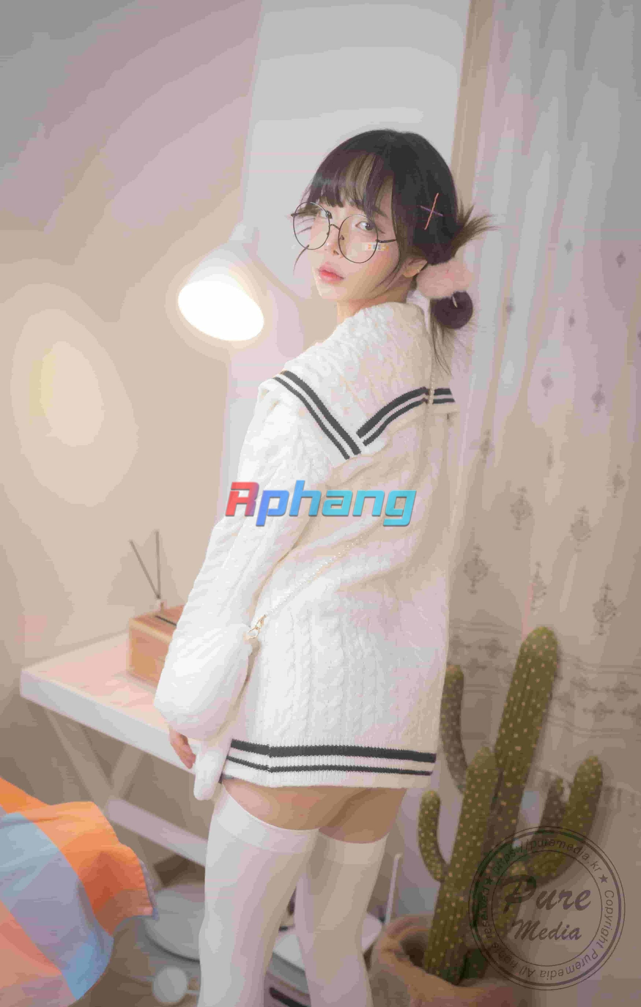 Pure Media - Jelly (젤리) - Girl Trapped In A Rooftop Room (3).jpg