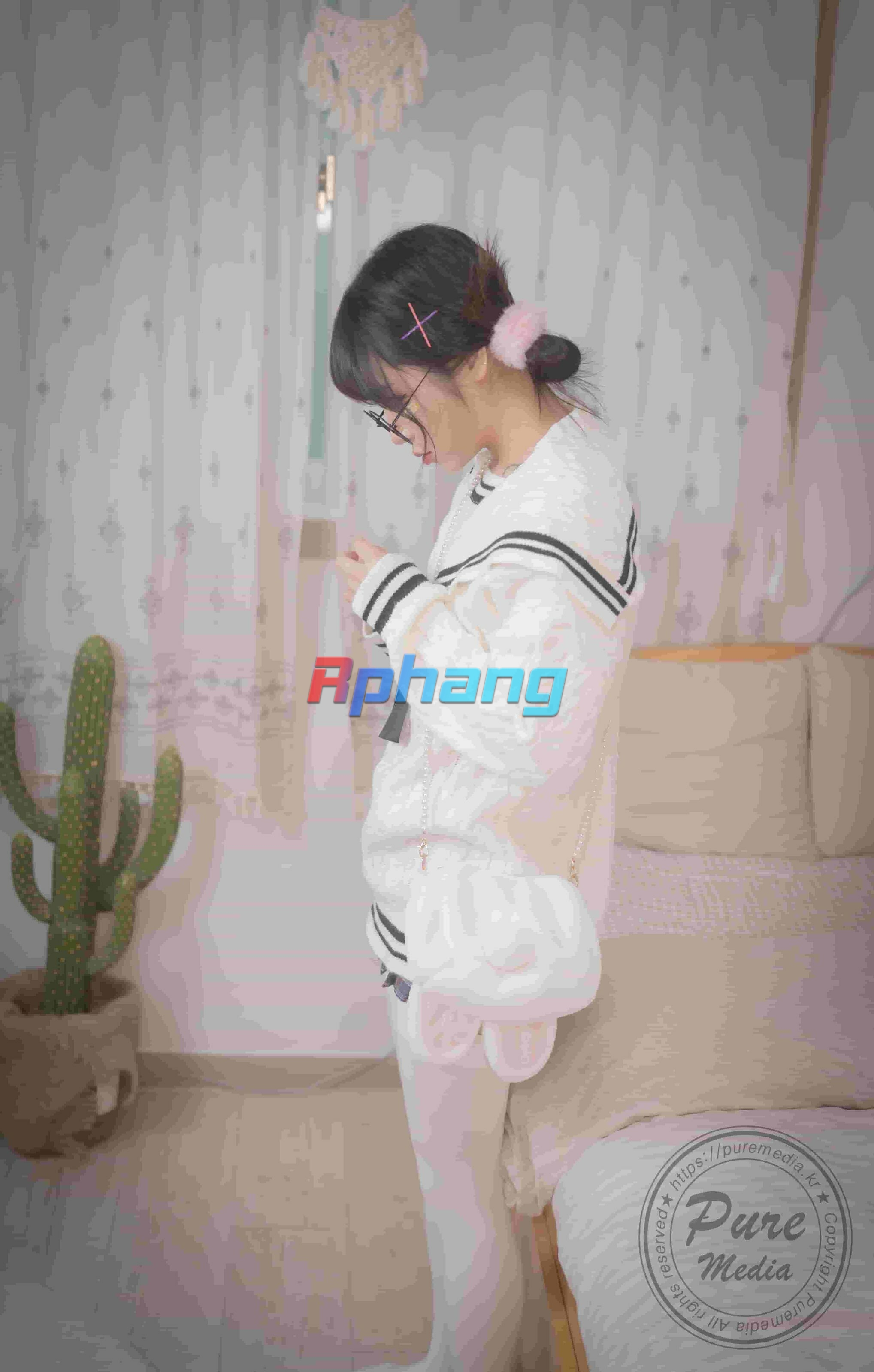 Pure Media - Jelly (젤리) - Girl Trapped In A Rooftop Room (2).jpg